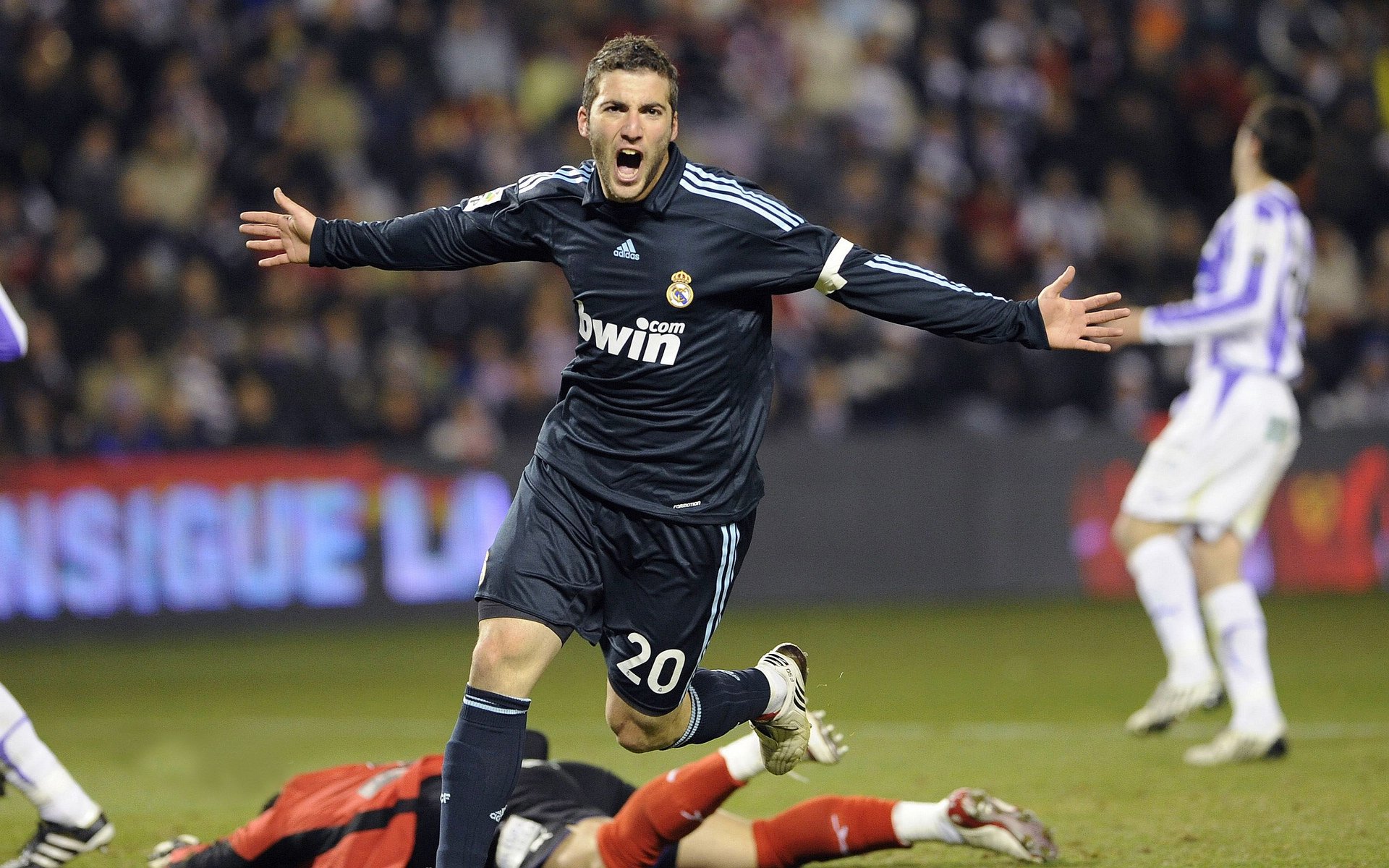 _跨界联动：网球与舞蹈结合的艺术盛宴_，网球跨步